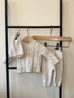 Martin Aranda Gebreide Babyset Beige – Zachte en Comfortabele Babykleding Set