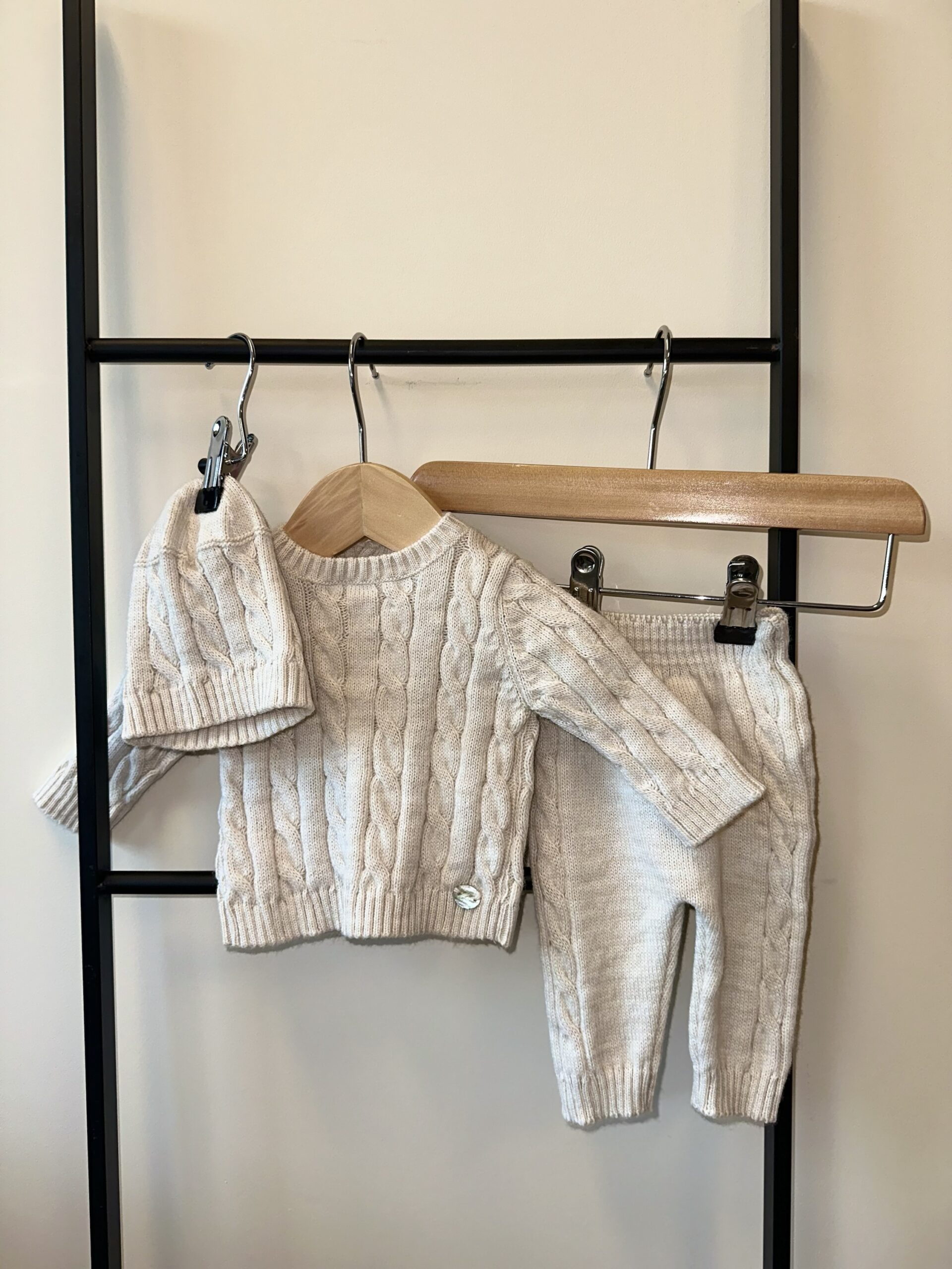 Martin Aranda Gebreide Babyset Beige – Zachte en Comfortabele Babykleding Set