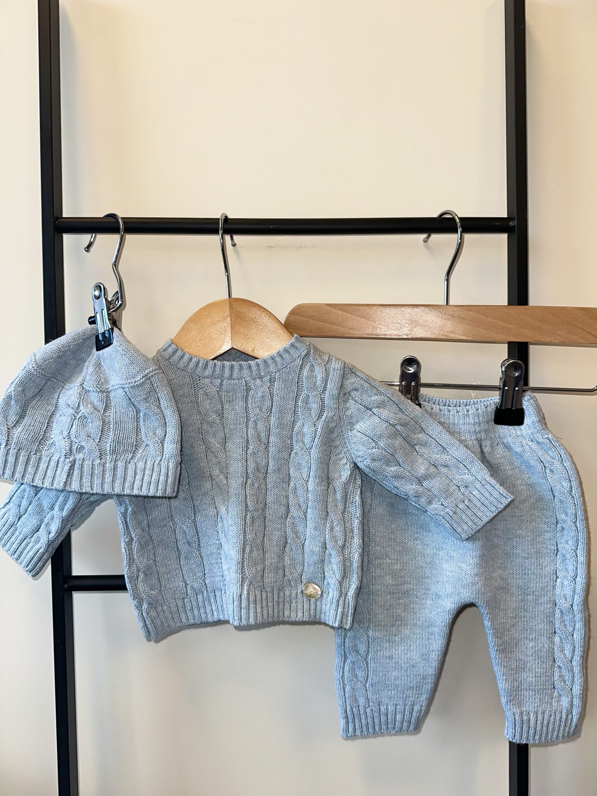 Martin Aranda Gebreide Babyset Blauw – Comfortabele en Stijlvolle Babykleding